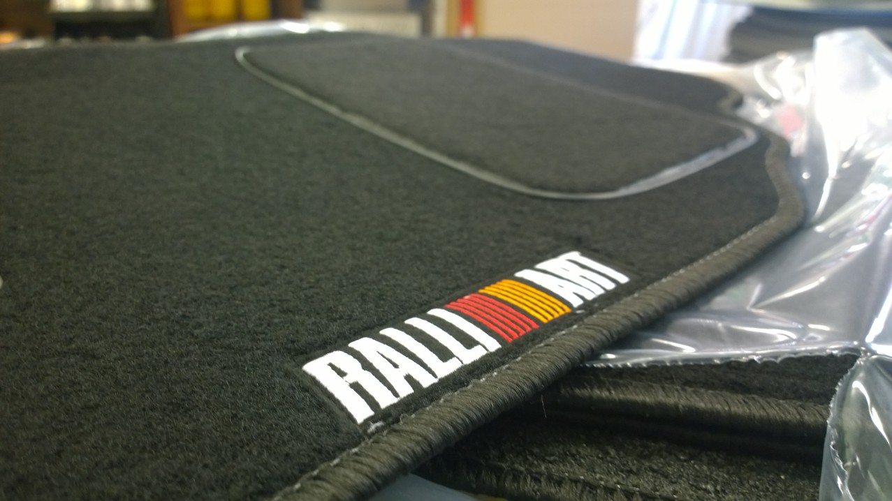 Carpet / Rubber Fitted Floor Car Mats 9 car mats 7