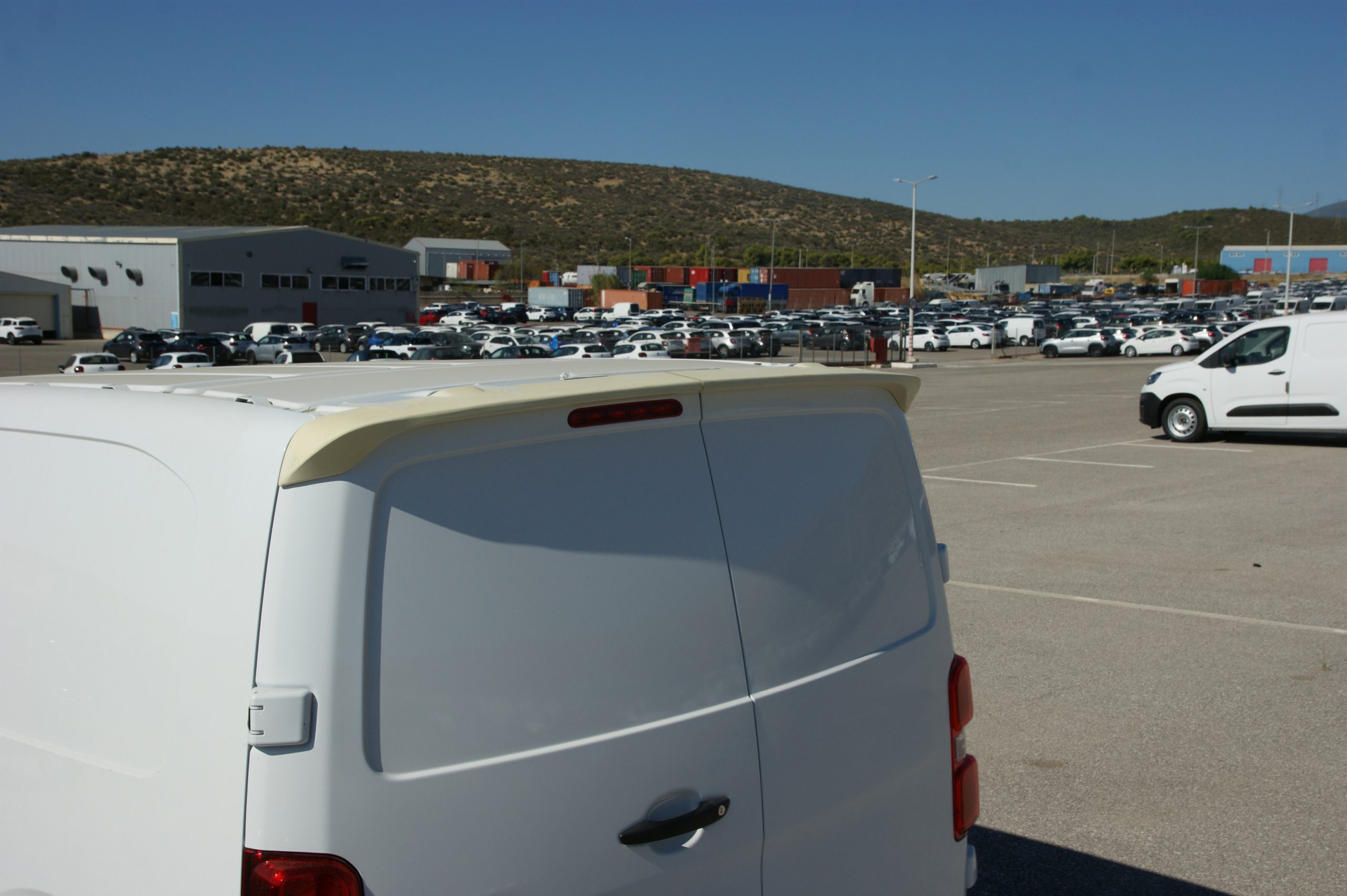 Opel Vivaro Roof Spoiler (2019+) / Dispatch Roof Spoiler (2016+) / Expert Roof Spoiler (2016+) / ProAce Roof Spoiler (2016+) 2 dsc08993b scaled