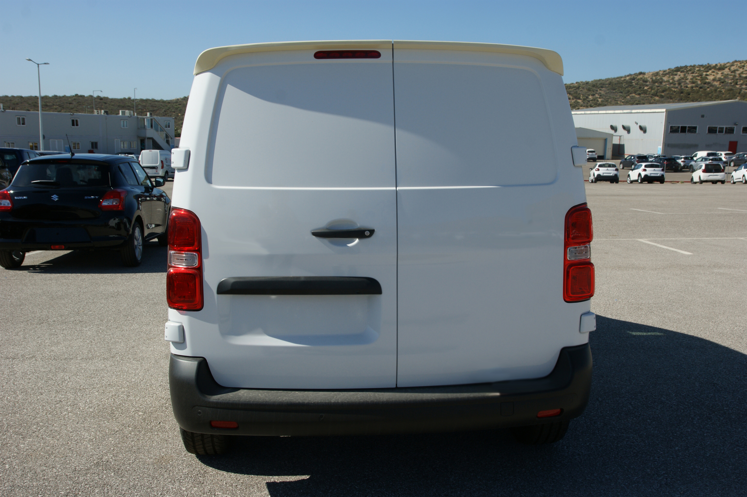 Opel Vivaro Roof Spoiler (2019+) / Dispatch Roof Spoiler (2016+) / Expert Roof Spoiler (2016+) / ProAce Roof Spoiler (2016+) 4 dsc08994b scaled