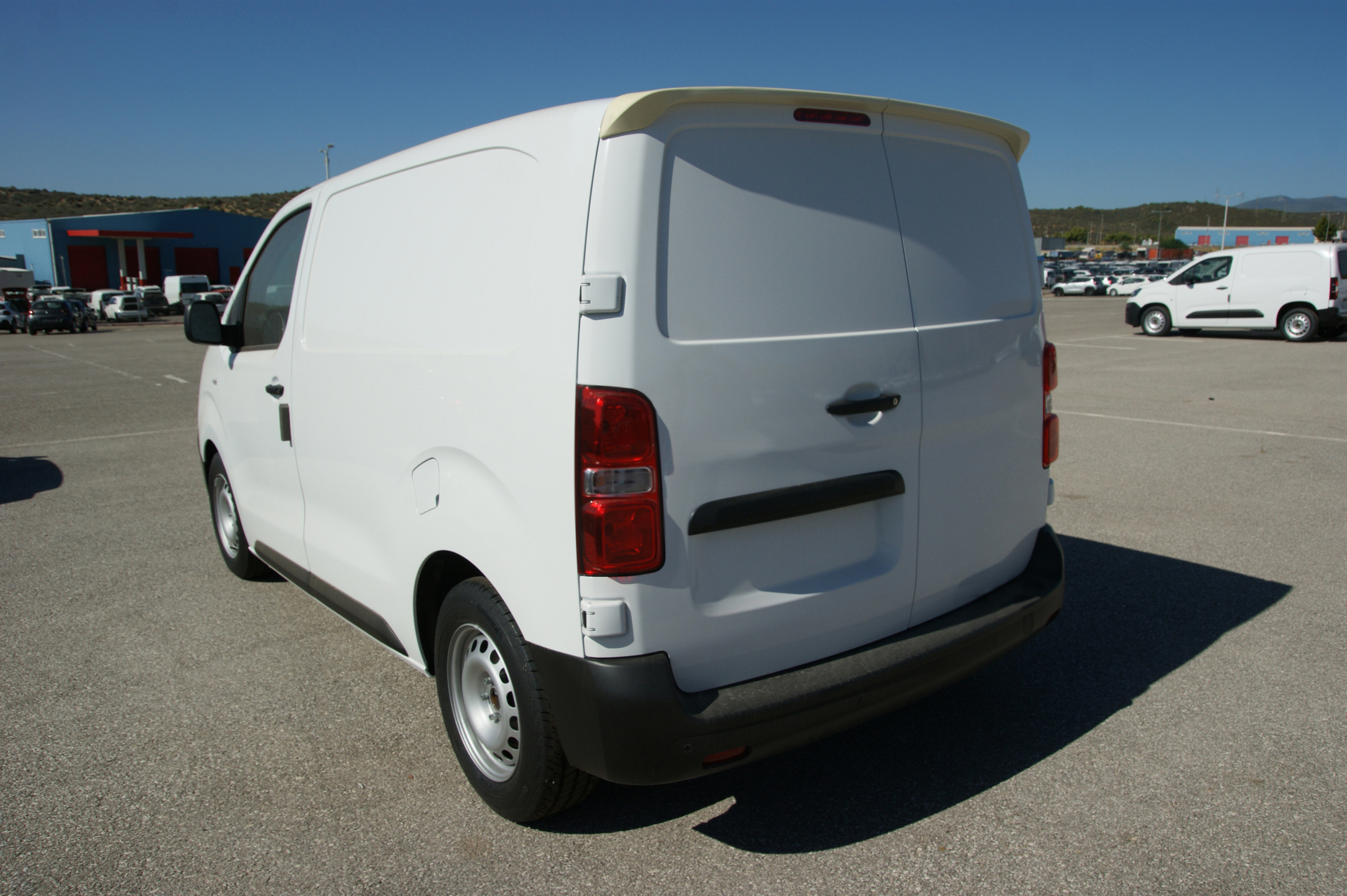 Opel Vivaro Roof Spoiler (2019+) / Dispatch Roof Spoiler (2016+) / Expert Roof Spoiler (2016+) / ProAce Roof Spoiler (2016+) 3 roof spoiler 9 scaled