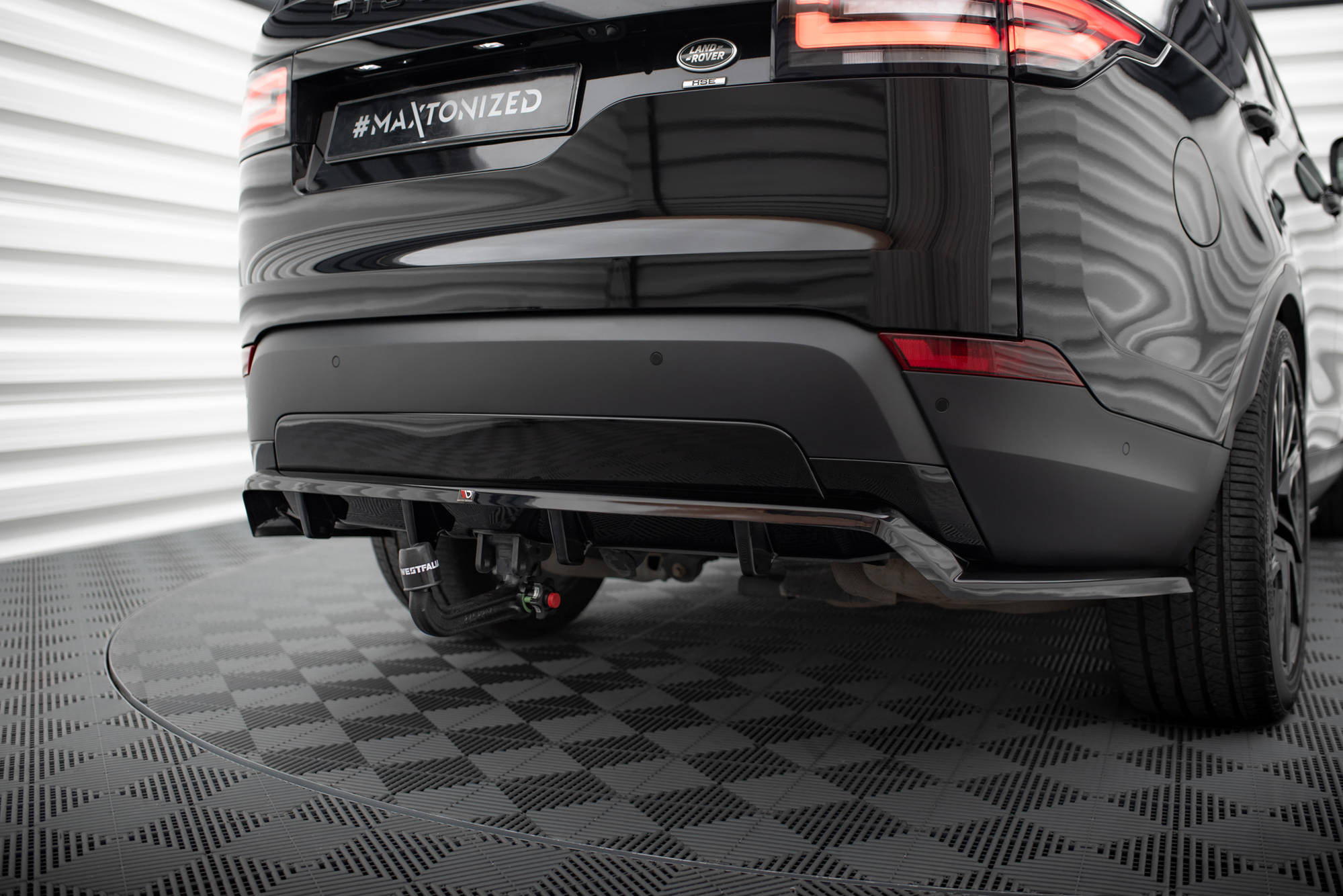 Maxton Design Land Rover Discovery HSE Rear Lip - Gloss (Mk5 2017+) 4 Maxton Design Land Rover Discovery HSE Rear Lip - Gloss (Mk5 2017+) - Image 4