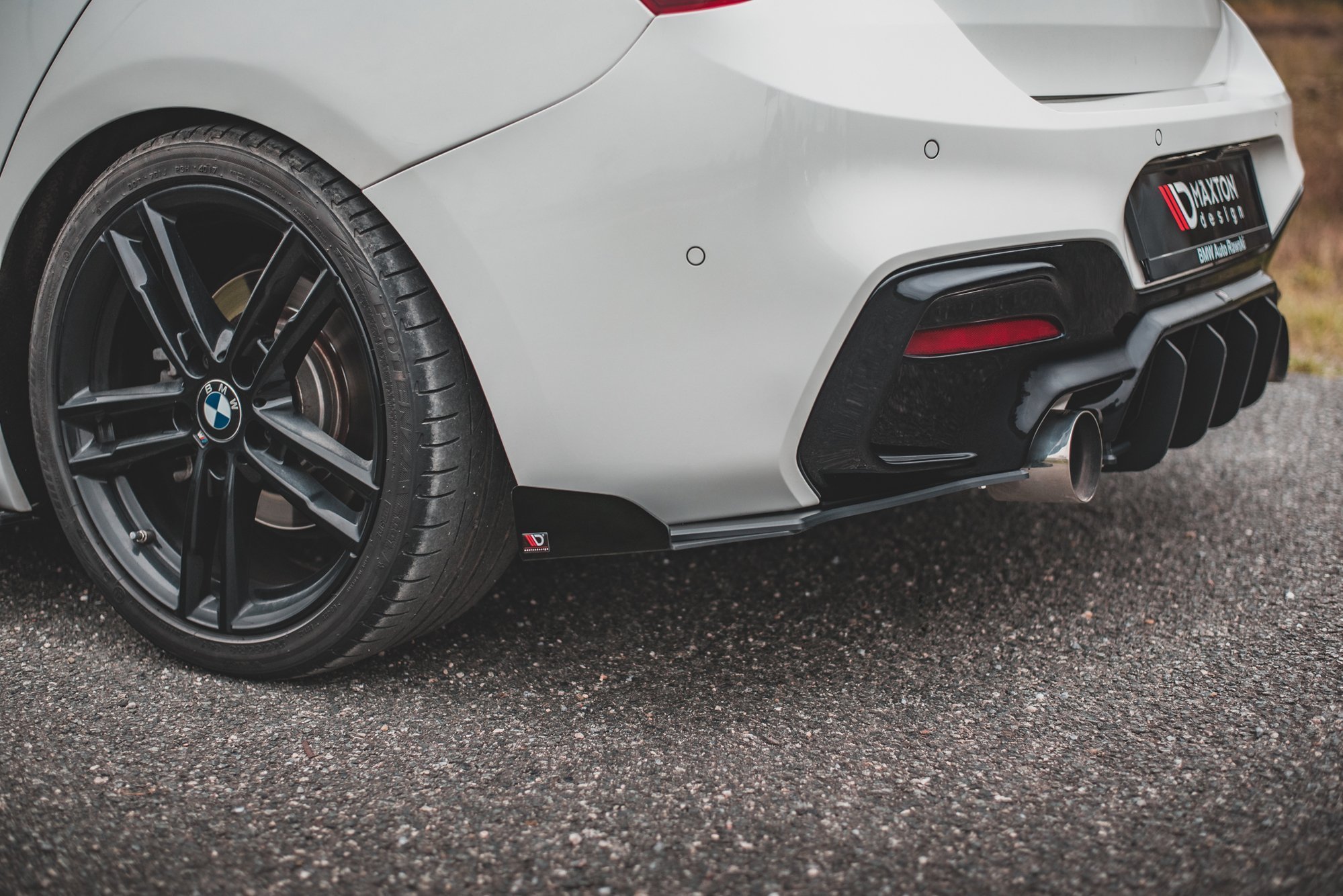 Maxton Design BMW 1 F20 M140I RACING DURABILITY REAR SIDE SPLITTERS V.3 + FLAPS 2 BM1F20FMCNC RSD3B+RSF1G c