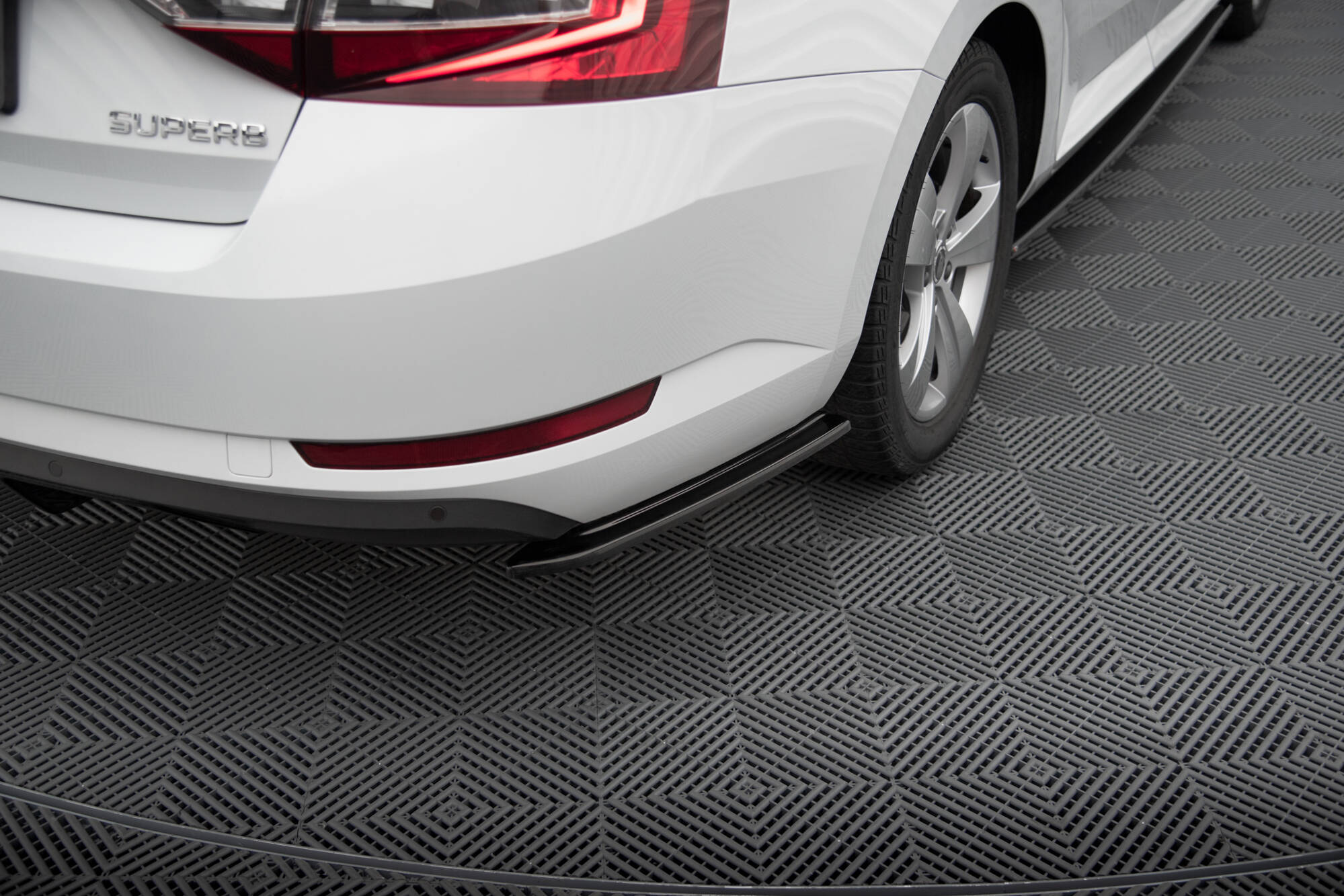 Maxton Design Skoda Superb 15-19 Rear Spats - Gloss (2015-2019) 5 SK SU 3 RSD1G b