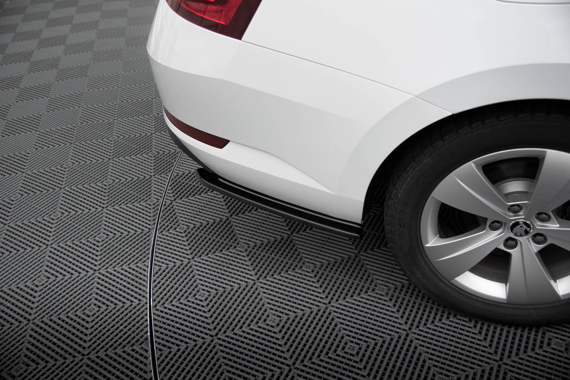 Maxton Design Skoda Superb 15-19 Rear Spats - Gloss (2015-2019) 3 SK SU 3 RSD1G c