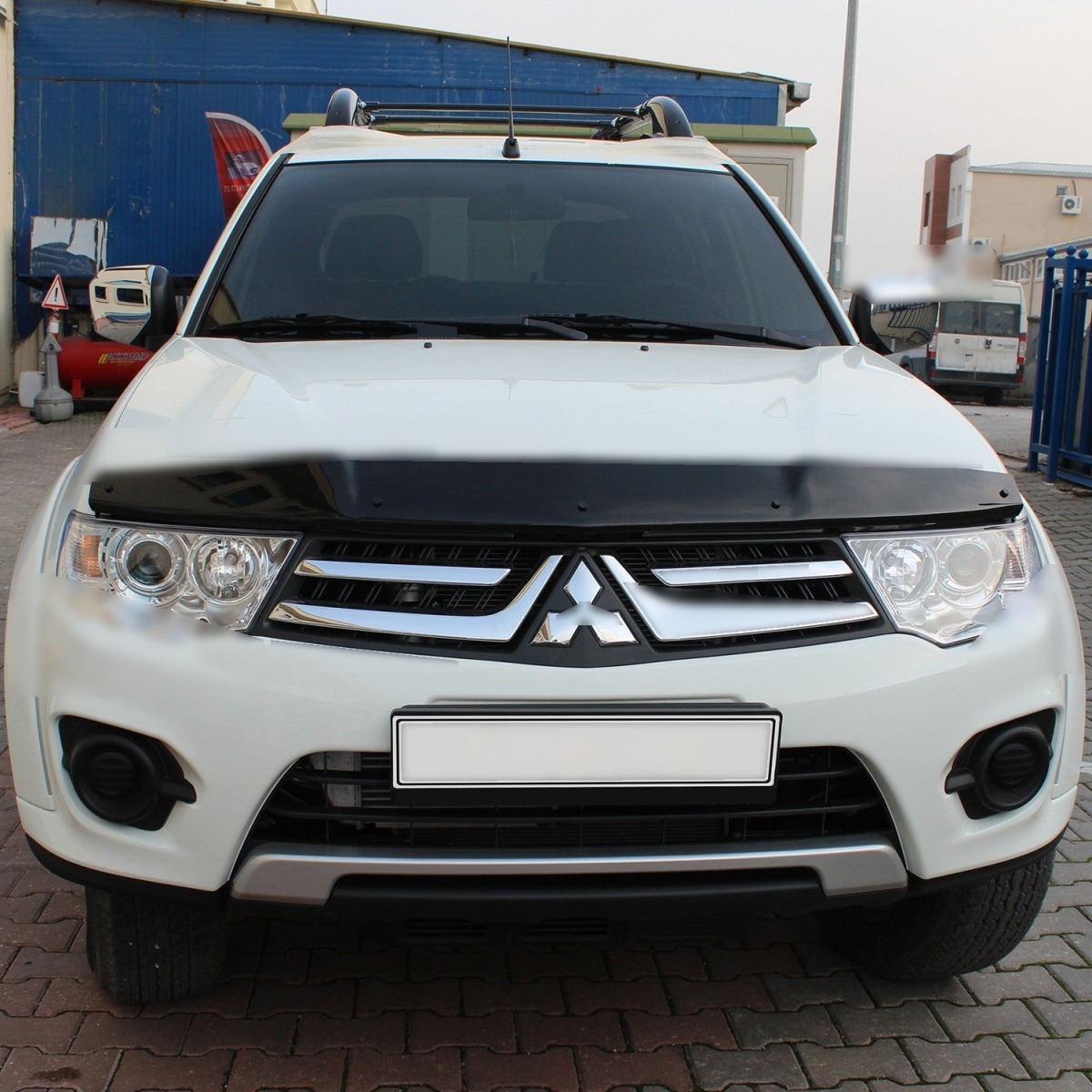Mitsubishi L200 Bonnet Protector (2006-2014) 4 Mitsubishi L200 Bonnet Protector (2006-2014) - Image 4